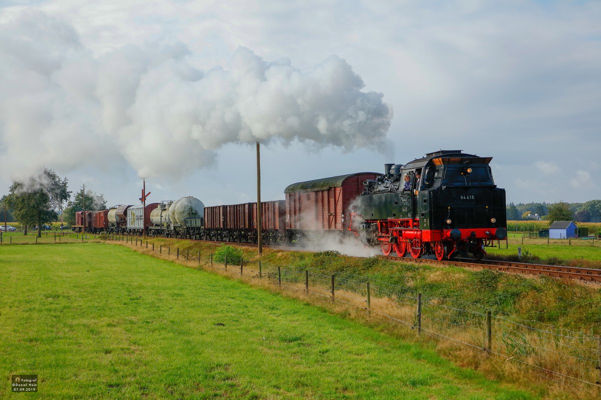 Terug naar Toen 2019: 64 415 mit Fotogüterzug in Beekbergen, am 07.09.2019.
Fotograf: © Daniel Hein