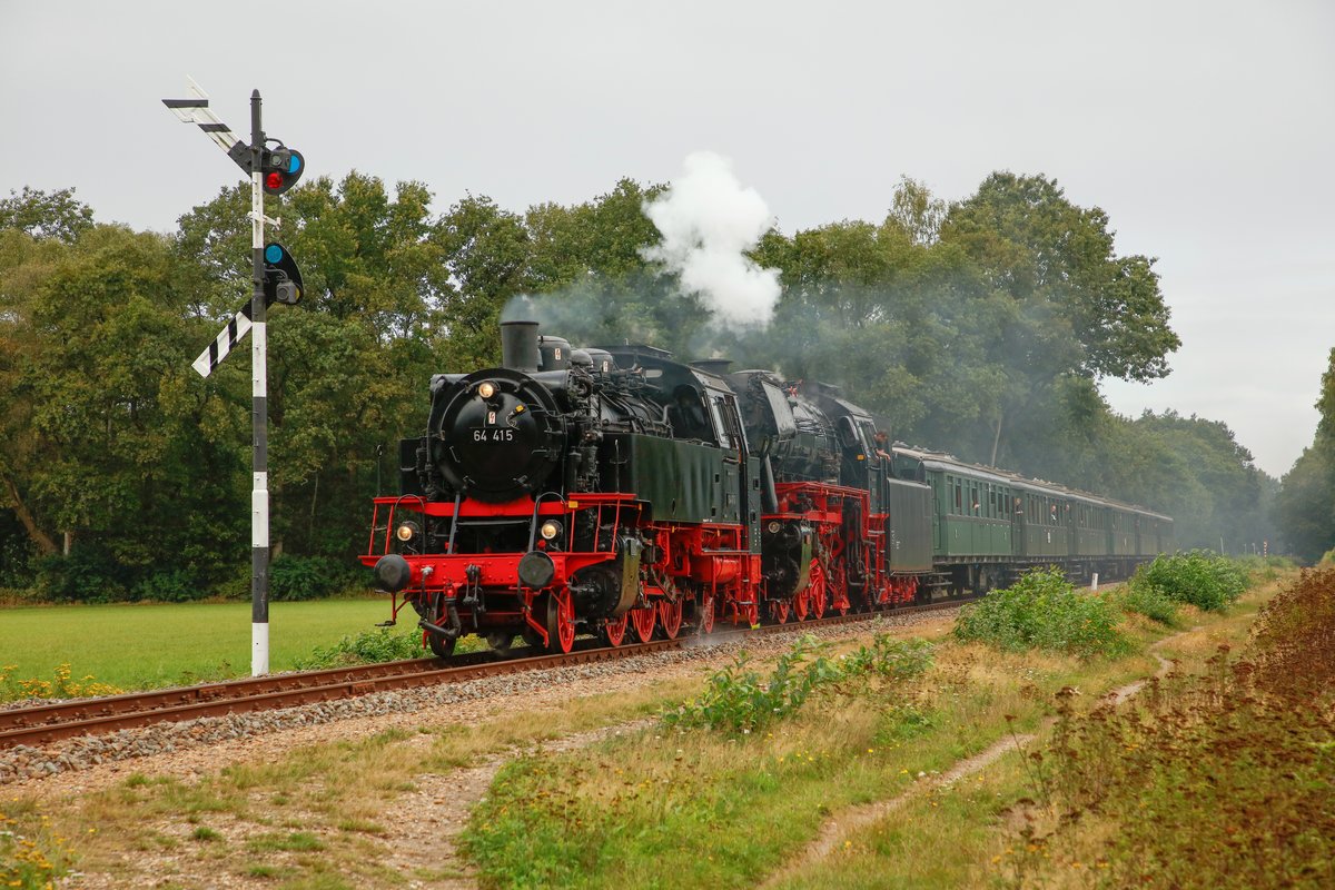 Terug naar Toen 2019: 64 415 & 23 023 bei der Einfahrt in Loenen, am 07.09.2019.

