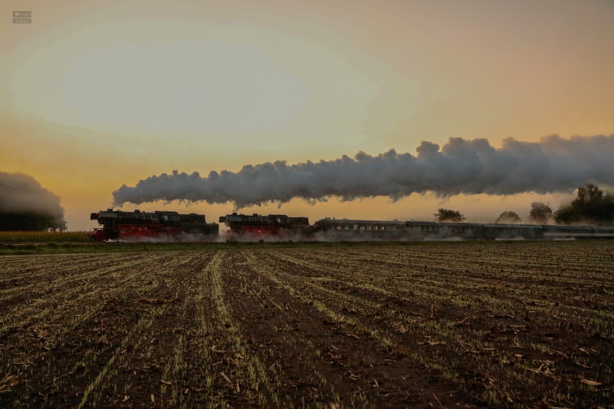 Terug naar Toen - Zurück nach Damals 2025: 23 023 & 23 076 im Sonnenaufgang in Beekbergen, September 2025.