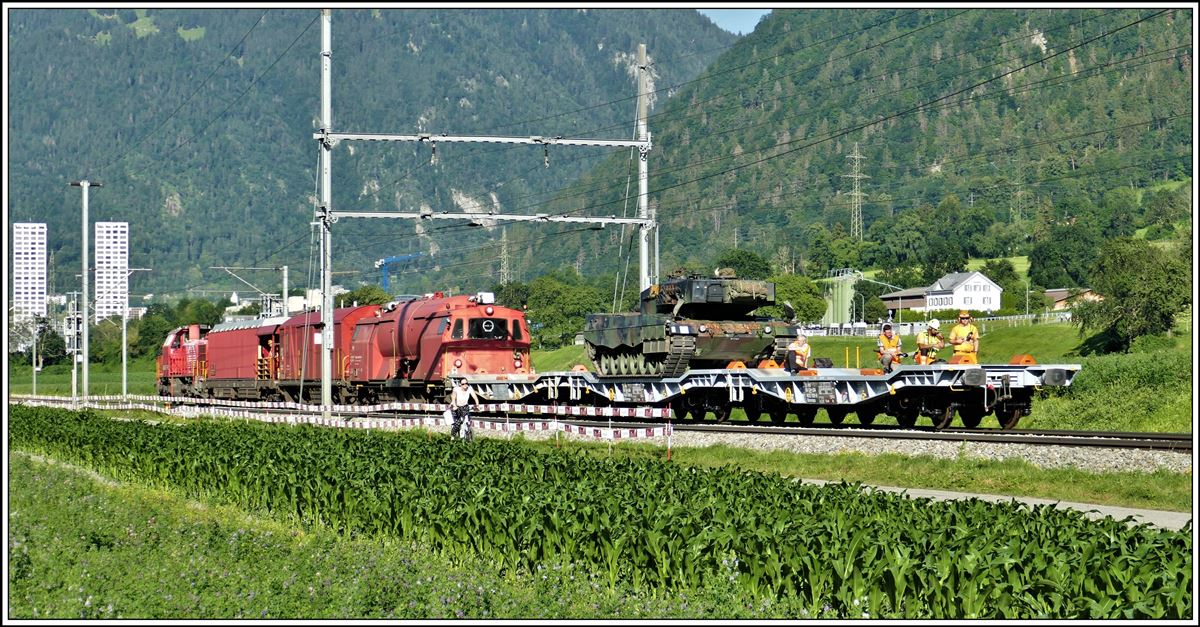 Test- und Profilmessfahrt mit einem Leopard 2 Panzer nach Ems Werk bei Felsberg, bestehend aus der schiebenden Am 843 015-9, dem dreiteiligen Hilfs- und Löschzug und drei Slmmnps. (07.07.2020)