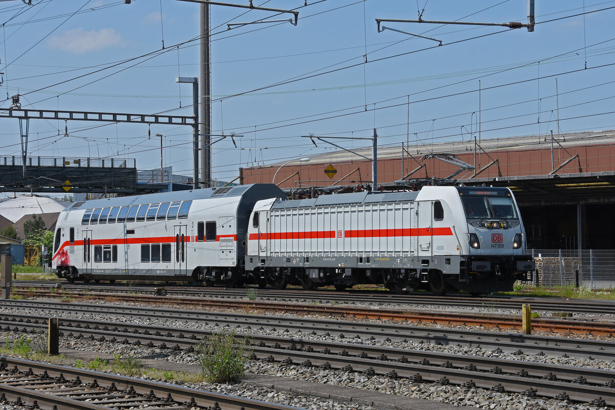 Testfahrt mit der Lok 147 558-1 und dem IC Steuerwagen 50 80 86-81 896-2 durchfährt den Bahnhof Pratteln. Die Aufnahme stammt vom 11.05.2022.