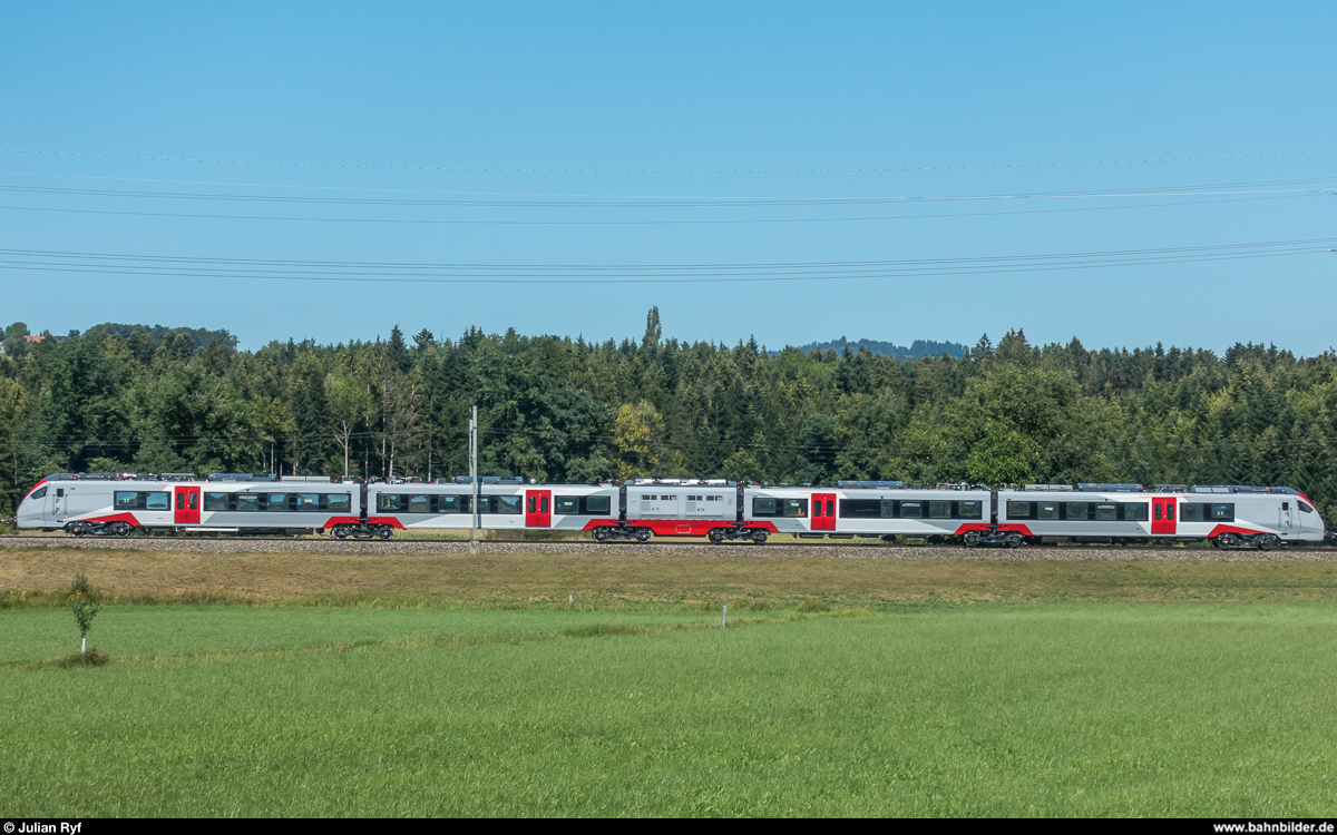 Testfahrten mit einem bi-modalen FLIRT UK für Greater Anglia zwischen Gümligen und Thun am 16. August 2018. Gezogen wurde der Zug zwischen zwei Kupplungswagen von der Re 460 091, hier bei Allmendingen.