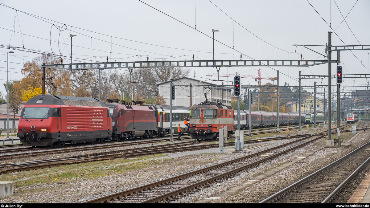 Testfahrten mit RailJet und SBB-EC-Wagen am 7. November 2020 zwischen St. Margrethen und Rorschach. Re 460 038 mit der geschleppten Komp in Rorschach GB. Daneben die Re 4/4 II 11109, welche ebenfalls zum Einsatz kommen sollte. Im Hintergrund sind zudem ein neuer BLS FLIRT und ein ICN im Wochenend-Stilllager zu erkennen.