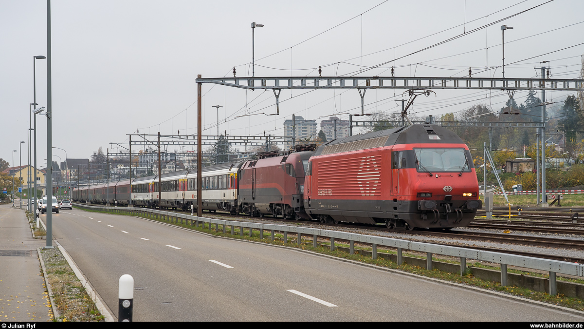 Testfahrten mit RailJet und SBB-EC-Wagen am 7. November 2020 zwischen St. Margrethen und Rorschach. Re 460 038 mit der geschleppten Komp in Rorschach GB.