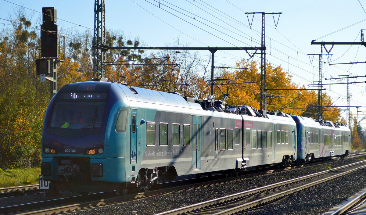 Testfahrten mit den zwei Akkutriebzügen von Stadler für die NAH.SH mit  826 002  (NVR:  94 80 2526 002-7 D-SRSDE .... ) +  526 001  leider stark mit Graffiti bemalt am 15.11.22 Durchfahrt Bahnhof Golm.