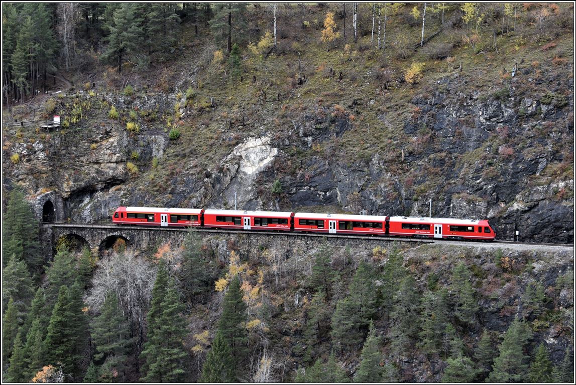 Testzug 9537 mit dem neuen Capricorn ABe 4/16 3111 auf dem Weg nach Filisur zwischen Zalainttunnel und Landwasserviadukt. (06.11.2019)