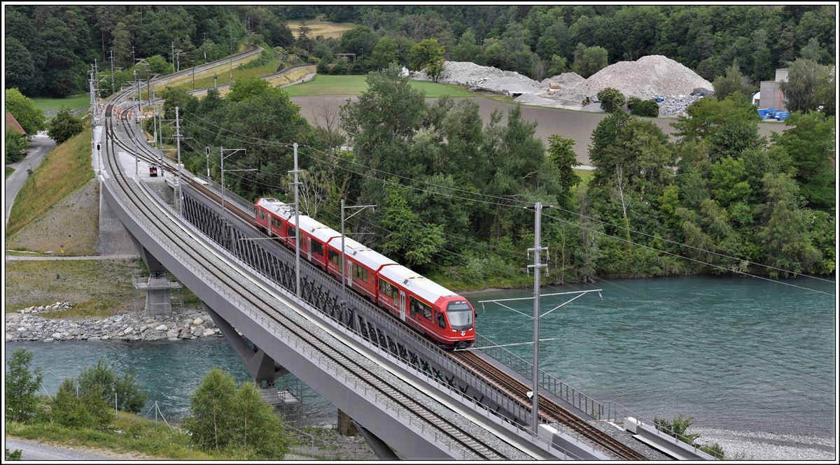 Testzug mit einem neuen Capricorn ABe 4/16 3111 aus Bonaduz hat soeben auf die alte Hinterrheinbrücke gewechselt. (04.06.2020)