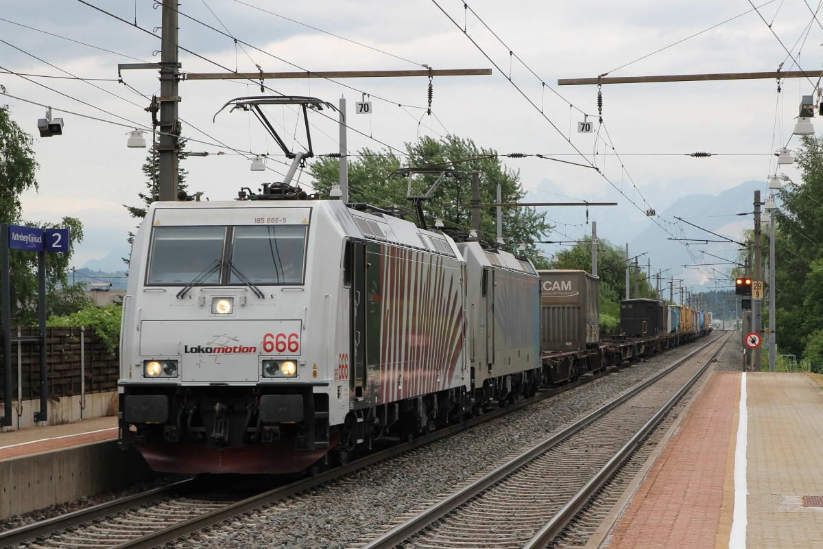 Teufelzebra 185 666-5 (Lokomotion) und eine weitere 185 mit einem Güterzug in die Richtung Innsbruck auf Bahnhof Rattenberg-Kramsach am 29-7-2013.