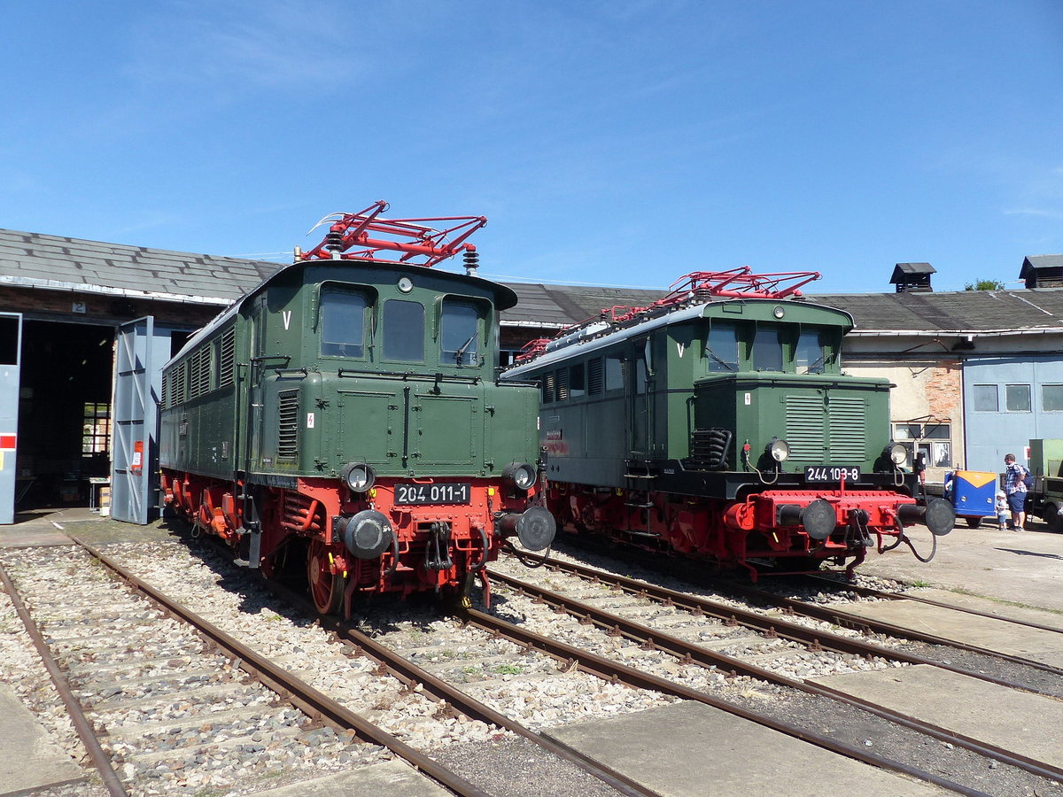 TEV 204 011-1 + DB Museum 244 103-8 am 01.08.2020 beim Sommerfest des Thüringer Eisenbahnvereins in Weimar.