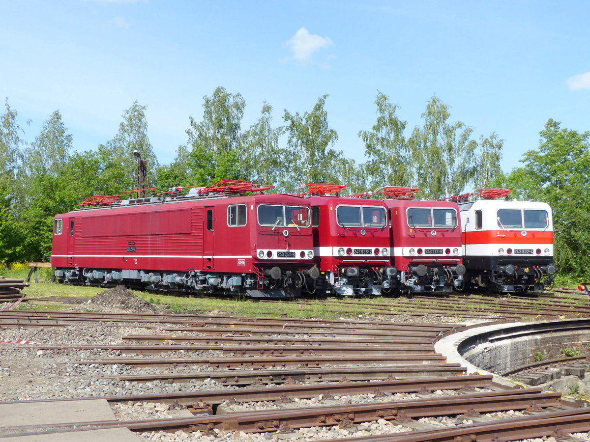 TEV 250 250-8 + FWK 243 936-2 + DB 243 117-9 + EBS 243 822-4, am 01.06.2019 beim Eisenbahnfest im Bw Weimar.