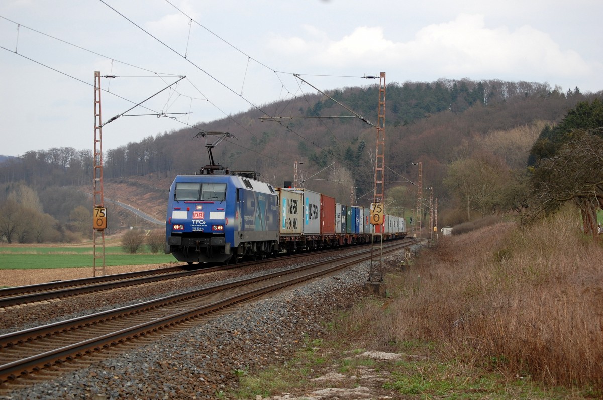 TFG Albatros 152 138 mit einem Containerzug am 19.04.2013 bei Salzderhelden