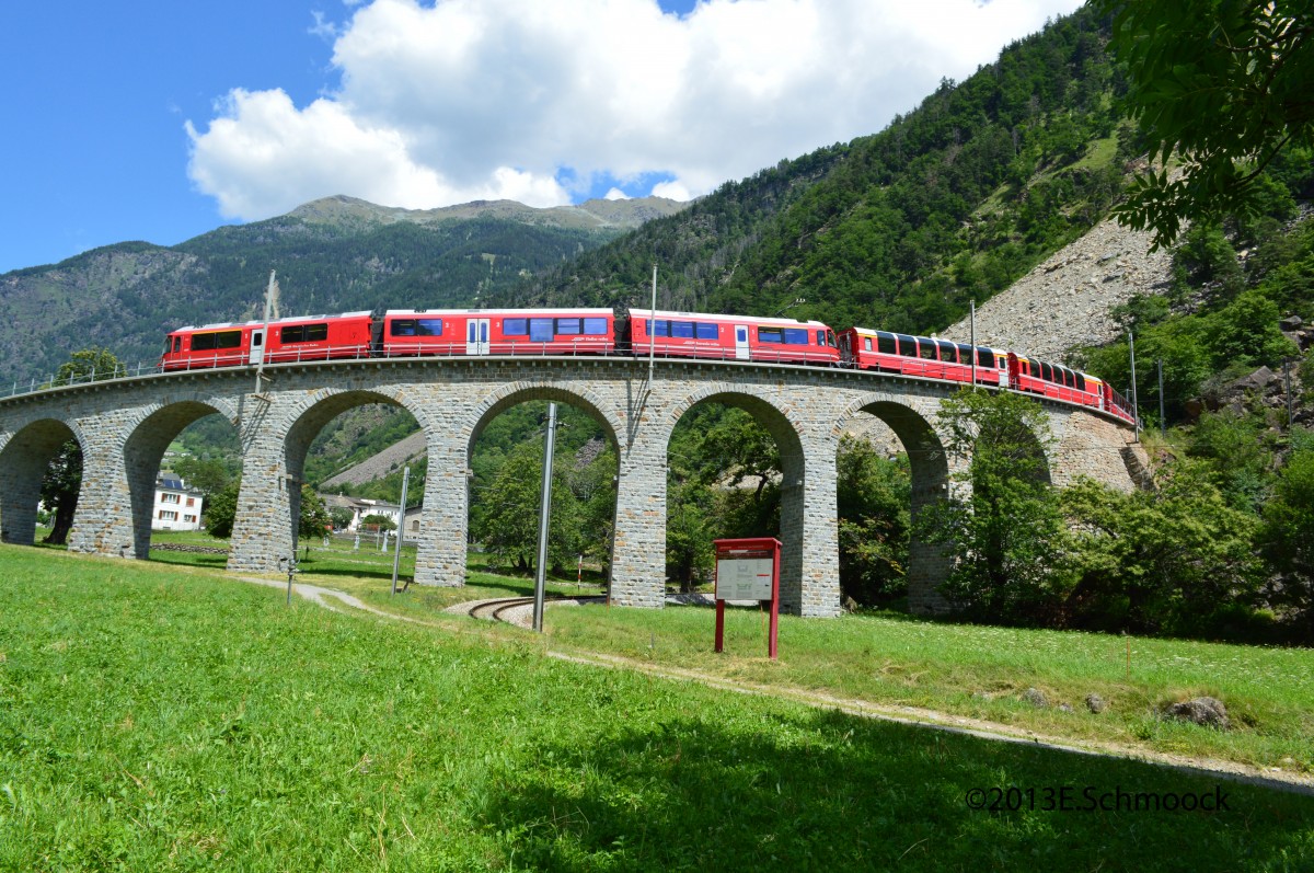 Tfz.3507 mit Zug am 01.07.2013 auf dem Kreisviadukt Brusio in Richtung Tirano