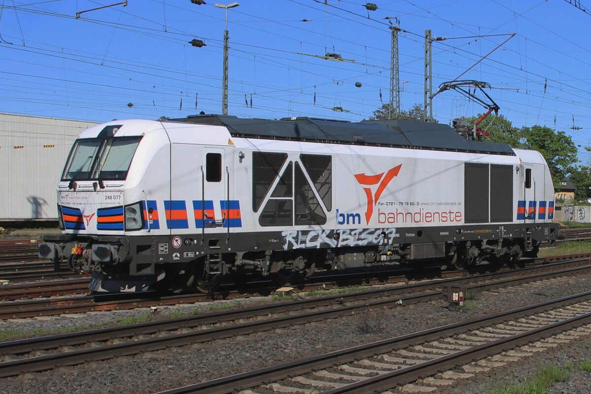 Tfzf f�r Vectron Dual 248 077 von BM Bahndienste ins bahnhofsgebiet von Neuwied am 30 April 2026. Leider hat einer  Artist  der Street-Culture gemeinnt, das der Farbgebunhg des Loks etwas Extras brauchen k�nnte.