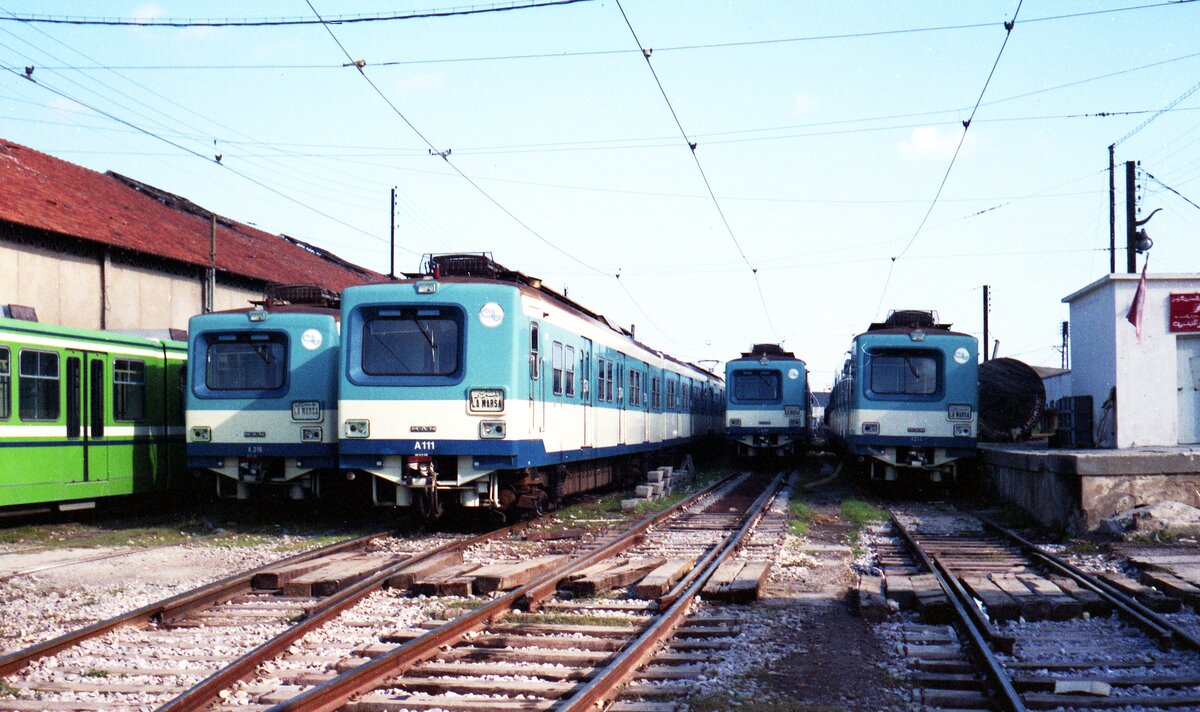TGM Tunis–Goulette–La Marsa__Abgestellte Züge [MAN Nürnberg/Siemens 1977/78] im Betriebshof am Lac de Tunis (Tunis-See). Links gerade gelieferte Stadtbahn-Fahrzeuge [DUEWAG/Siemens, 1984] für die 1985 in Betrieb genommene neue Stadtbahn Tunis.__11-1984