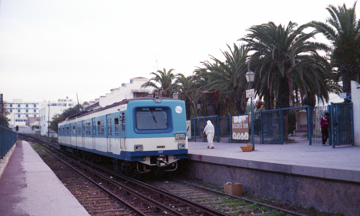 TGM Tunis–Goulette–La Marsa__Garnitur R107 in der Endstation La Marsa. Die Stromschienen sind gut sehen.__11-1984