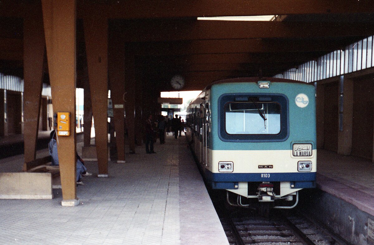 TGM Tunis–Goulette–La Marsa__R 103 der TGM im Bahnhof 'Tunis-Marine'. __11-1984