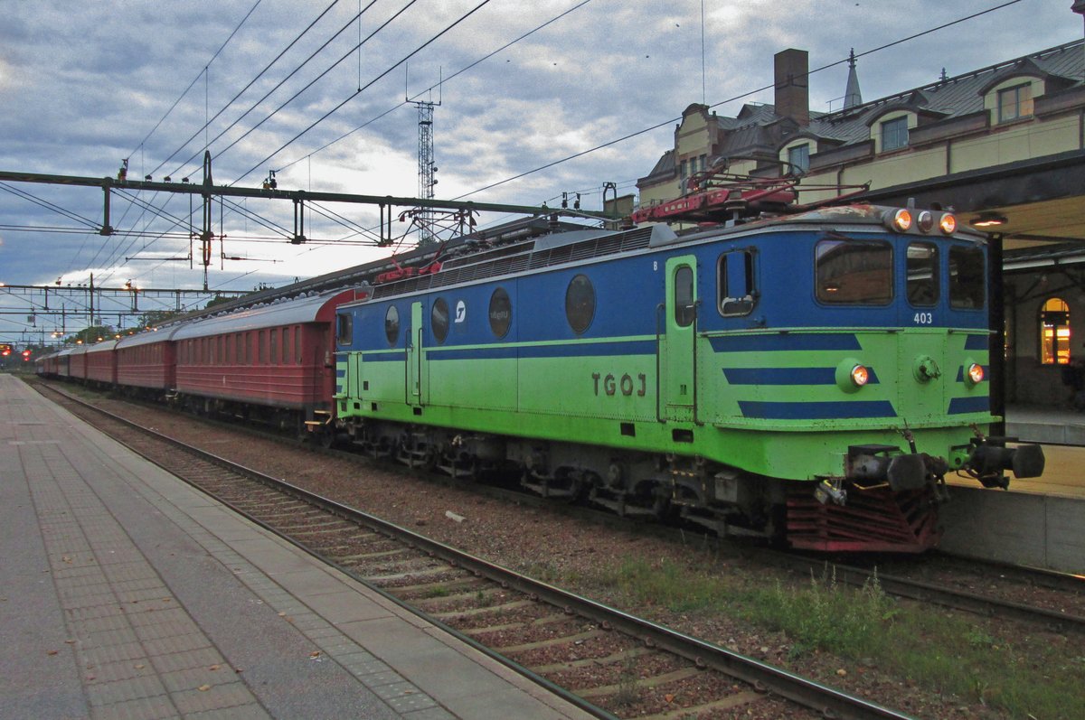 TGOJ 403 zieht ein Nachtzug durch Gävle am 12 September 2015.