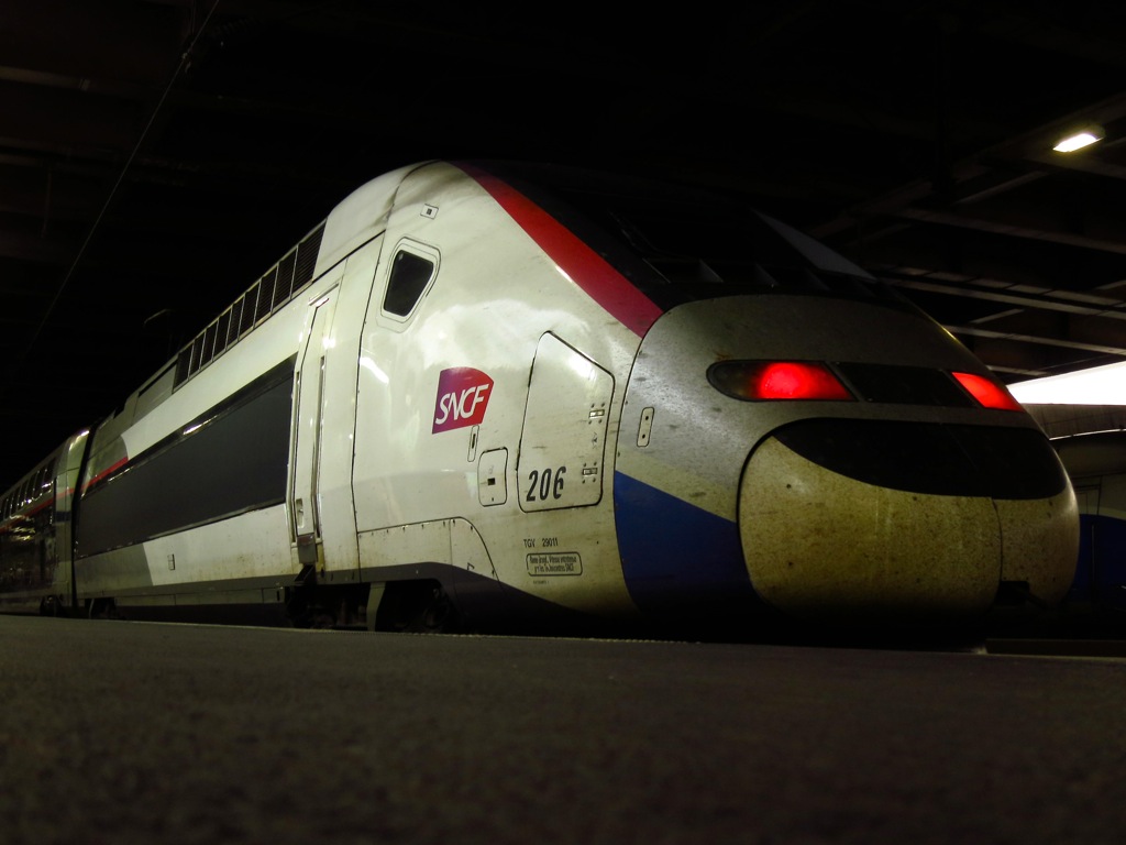 TGV 206 im Bahnhof von Cannes am 24.5.15. Schaut ein bisschen wie eine Ungeheuer aus das gleich aus seiner Höhle herauskommt um was zu fressen.
