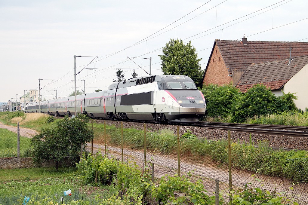 TGV 2365 mit 510 kurz vor dem Bü an der alten Mühle in Schwindratzheim (16.06.2015)