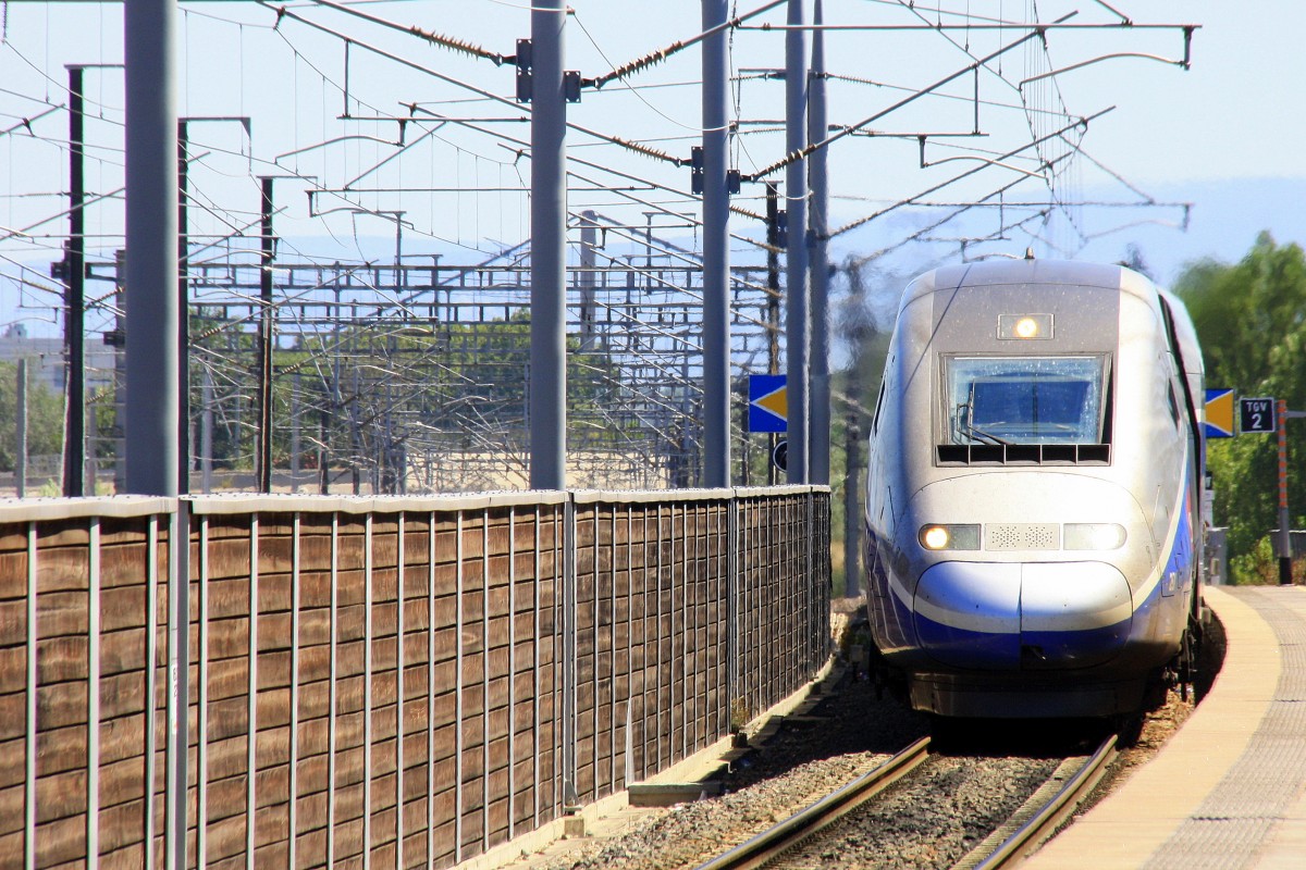 TGV 26438 aus Marseille-St-Charles(F) nach Paris Gare de Lyon(F) und fhrt in Avignon-TGV-Gare(F) ein bei schnem Sommerwetter am 9.8.2013.