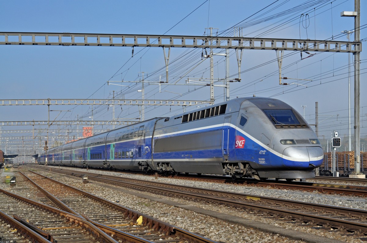 TGV 4412 durchfährt den Bahnhof Muttenz. Die Aufnahme stammt vom 20.10.2015.