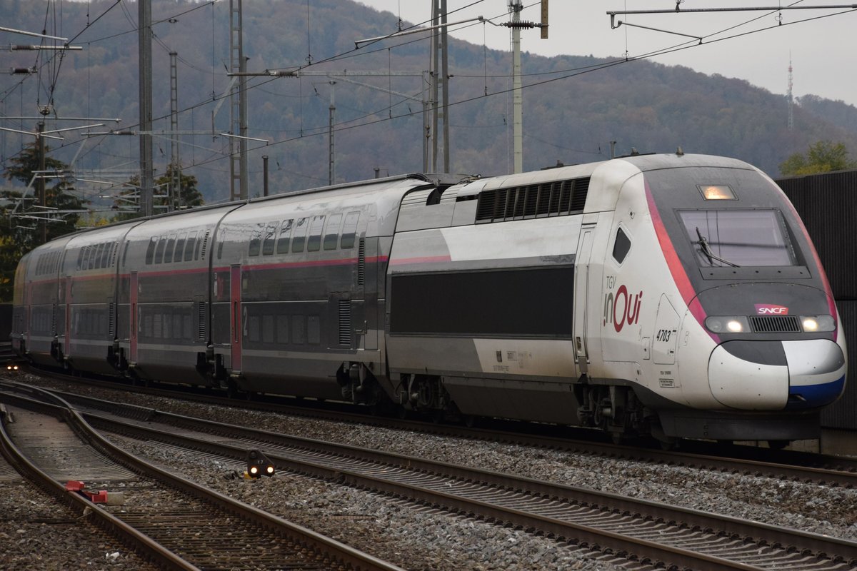 TGV 4703 durchfährt am 29.10.2018 den Bahnhof Gelterkinden in Richtung Olten.
