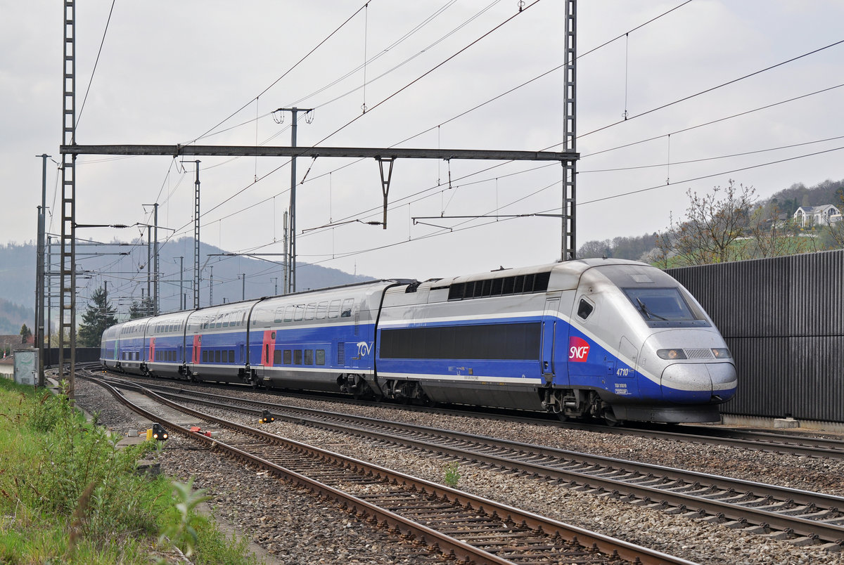 TGV 4710 durchfährt den Bahnhof Gelterkinden. Die Aufnahme stammt vom 06.04.2017.