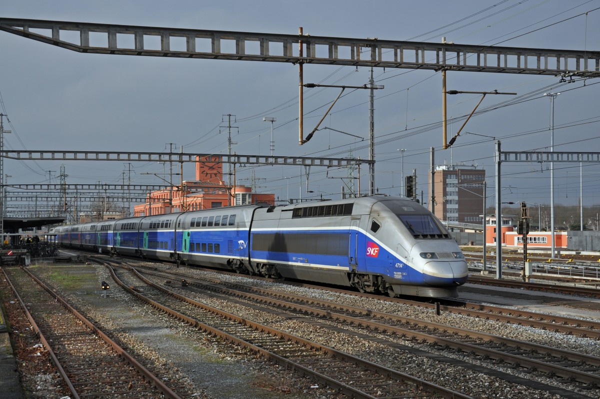 TGV 4714 durchfährt den Bahnhof Muttenz. Die Aufnahme stammt vom 07.01.2015.