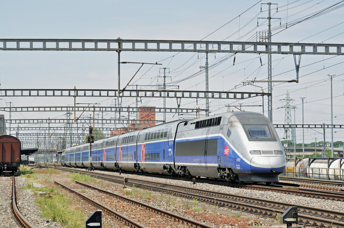 TGV 4718 durchfährt den Bahnhof Muttenz. Die Aufnahme stammt vom 31.05.2017.