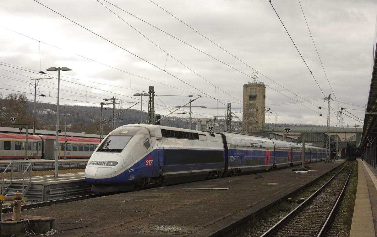 TGV 4721, Doppelstock Variante, fährt am 11.02.2014 um 12.54 Uhr aus dem Hauptbahnhof Stuttgart mit Ziel Paris Est aus.