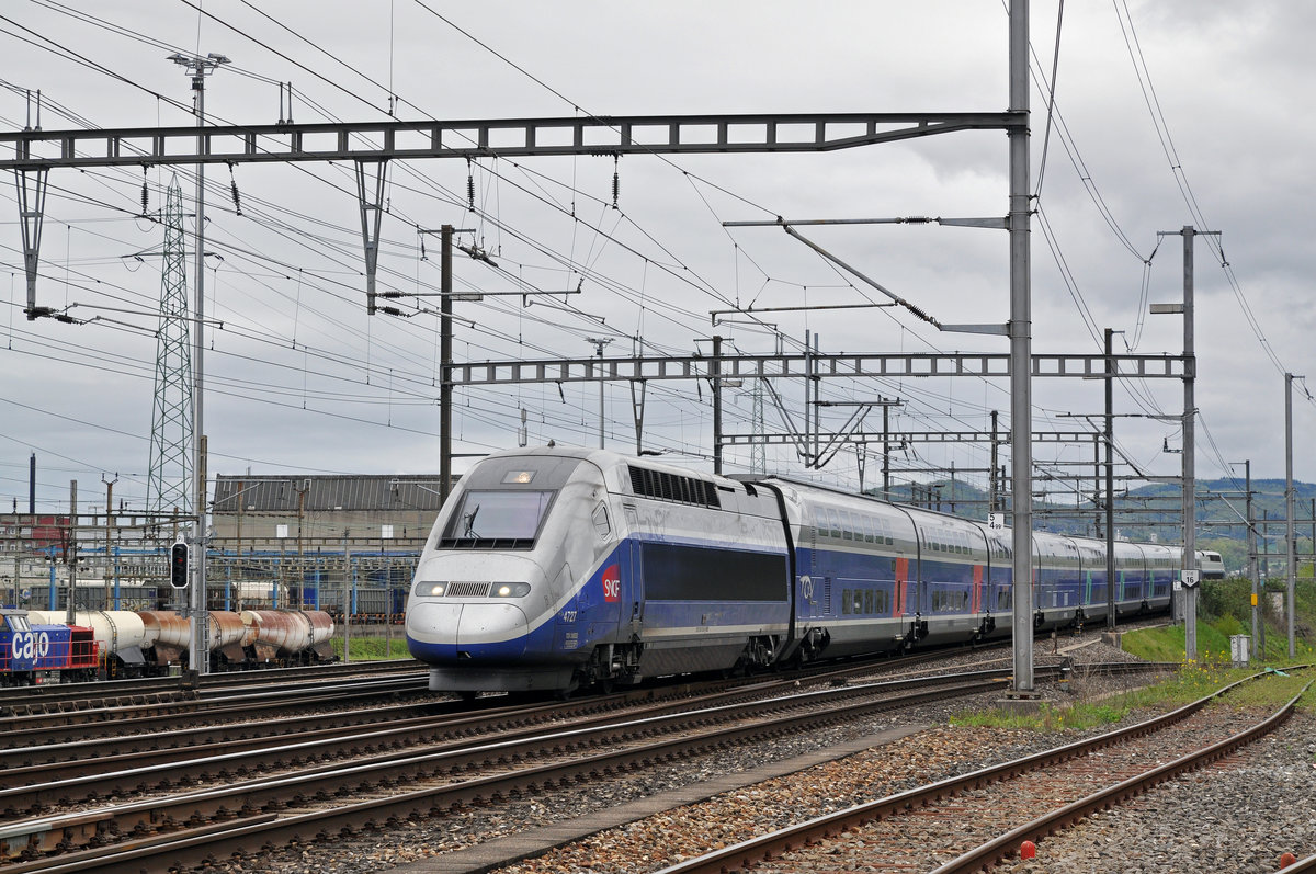 TGV 4727 durchfährt den Bahnhof Muttenz. Die Aufnahme stammt vom 17.04.2016.