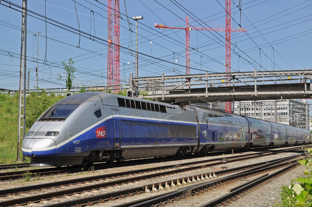 TGV 4727 durchfährt den Bahnhof Muttenz. Die Aufnahme stammt vom 10.06.2016.
