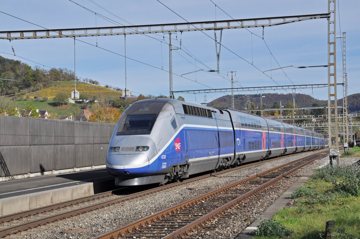 TGV 4730 durchfährt den Bahnhof Gelterkinden. Die Aufnahme stammt vom 24.10.2017.