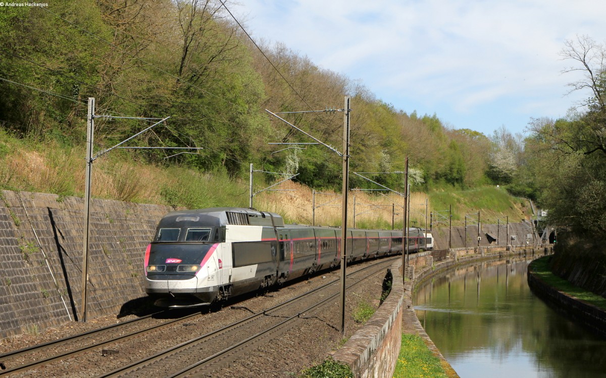 TGV 542 als TGV 5488 (Strasbourg-Nantes) bei Arzviller 22.4.15