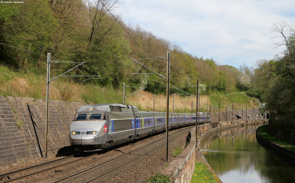 TGV 543 als TGV 2358 (Collmar-Paris Est) bei Arzviller 22.4.15