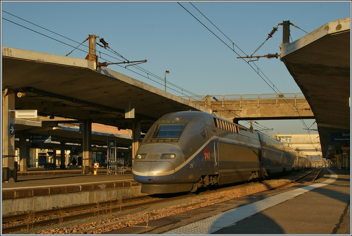 TGV 6706 von Mulhouse nach Paris Gare de Lyon wartet in Mulhose aufdie Abfahrtszeit um 15.37.
11. Dezember 2013