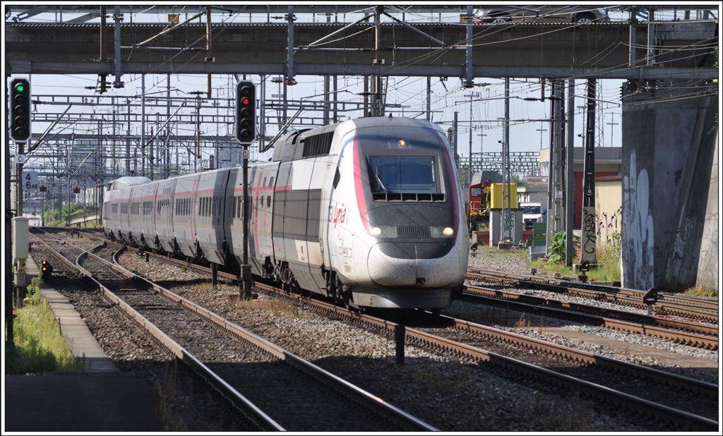 TGV 9213 Râme4410 nach Zürich HB durcheilt Muttenz. (04.09.2014)