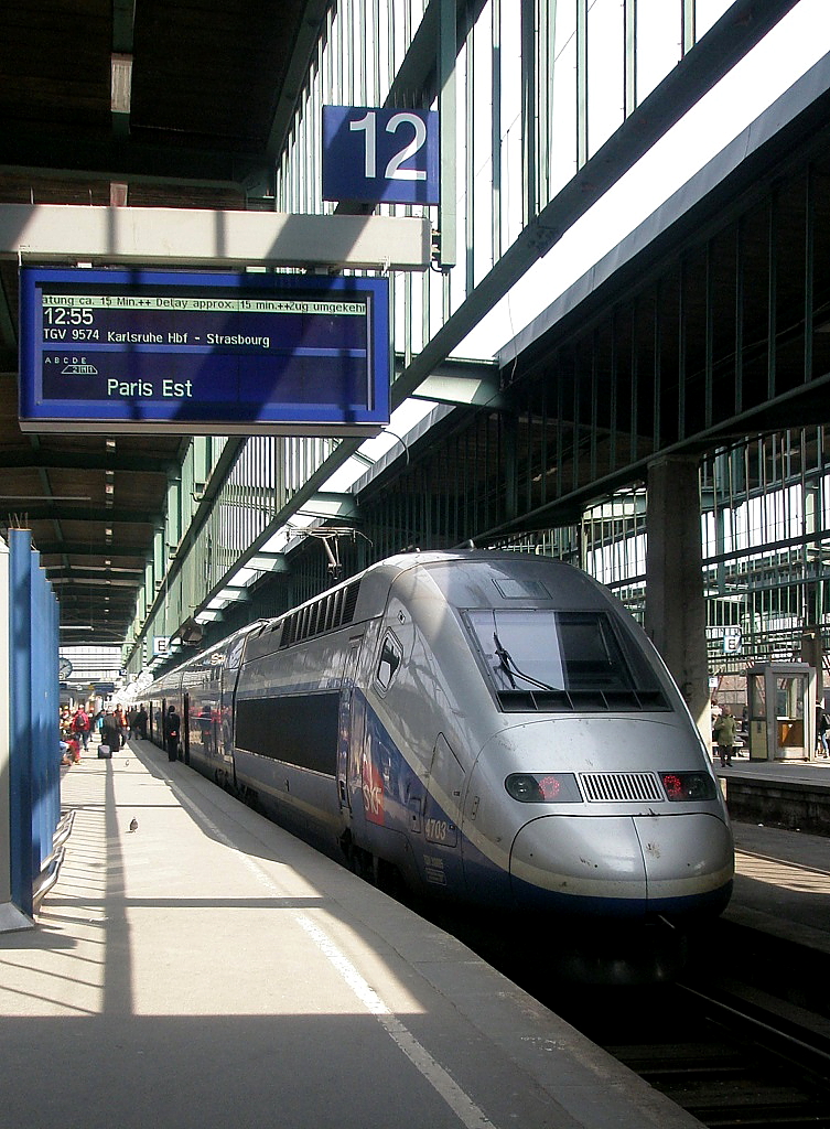 TGV 9574 steht am 04.04.2013 im Stuttgarter Hauptbahnhof abfahrbereit