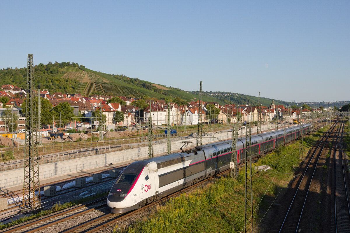 TGV 9577 Paris Est-München Hbf am 08.08.2022 am Eszetsteg in Stuttgart