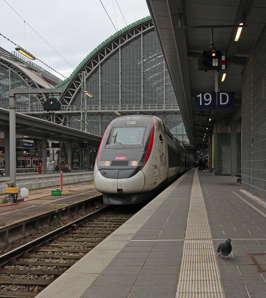 TGV Duplex 4706 steht am 01.12.2019 mit dem 9552 (Frankfurt(Main)Hbf - Paris Est) in Frankfurt. Eine Taube wollte unbedingt im Vordergrund stehen :-).