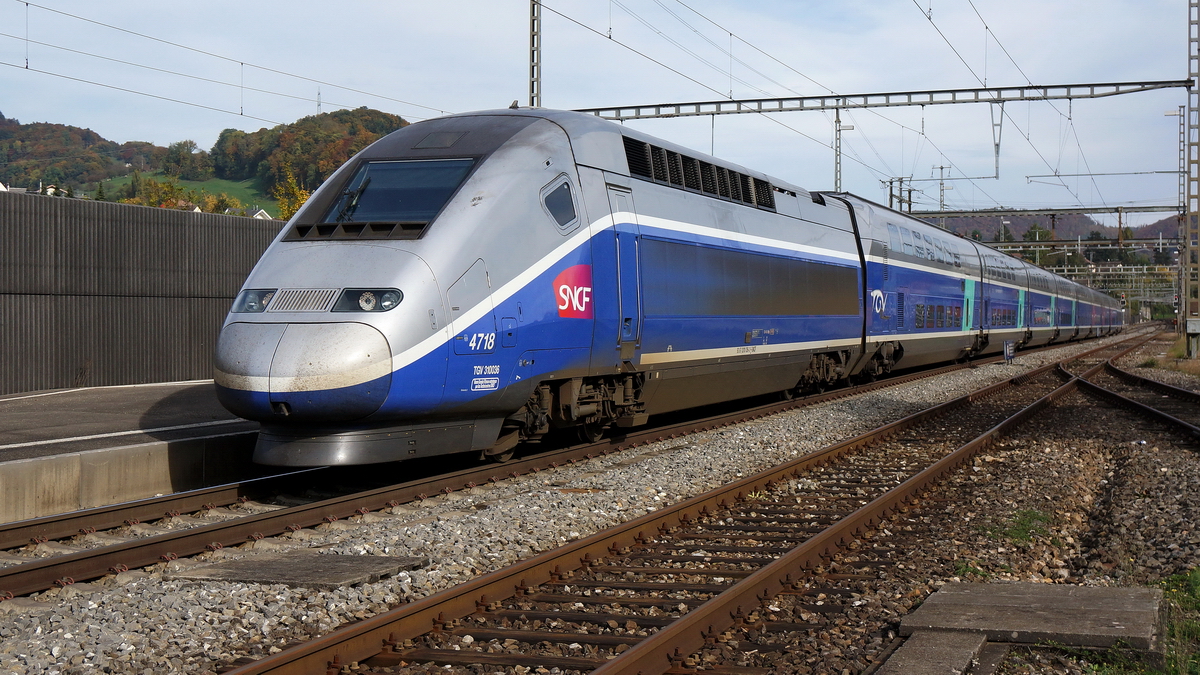 TGV Duplex 4718 in seiner ganzen Schnheit. Gut, dass der TGV nicht mit Hchstgeschwindigkeit durch den Bahnhof rauscht, aber eine 3000stel Sekunde sollte man schon whlen, um ihn scharf abzubilden. Gelterkinden-Baselbiet am 22.10.2013. 