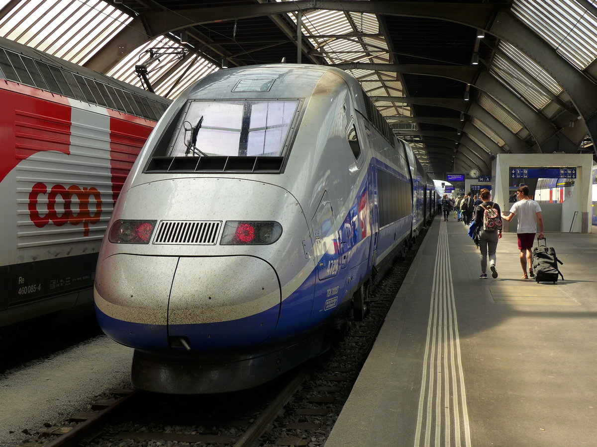 TGV Duplex 4792 steht als TGV 9222 (Zürich HB - Paris Gare de Lyon) im Startbahnhof zur Abfahrt bereit.

Zürich HB, 08. Mai 2016 