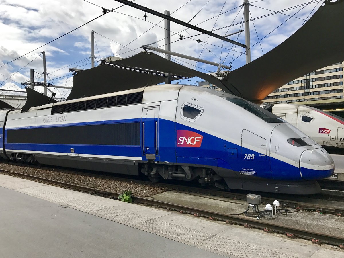 TGV Euroduplex Triebkopf 709 mit der Aufschrift: Paris - Lyon
am 4.6.17 im Gare de Lyon.