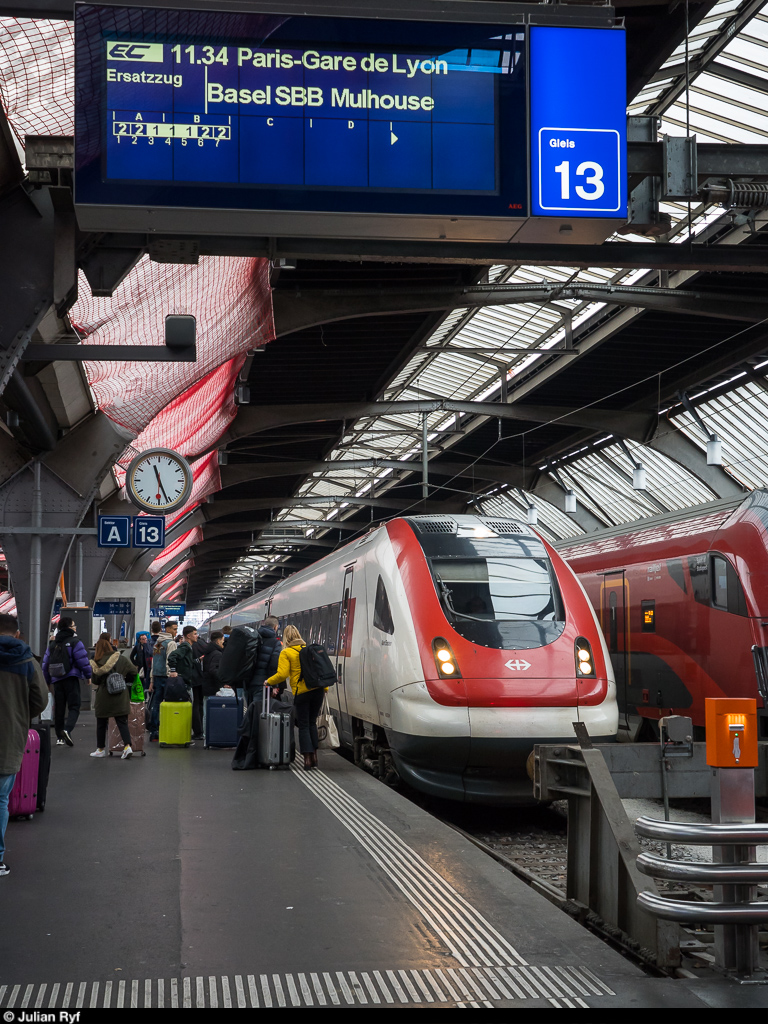 TGV? ICN? EC? RABDe 500 007  Albert Einstein  als TGV-Ersatzzug nach Basel SBB erreicht am 21. Dezember 2019 Zürich HB. Ob in Basel wirklich auf den TGV umgestiegen werden konnte? Aufgrund eines Streiks verkehrt in der einstigen Grande Nation derzeit nur ein Bruchteil der Züge.