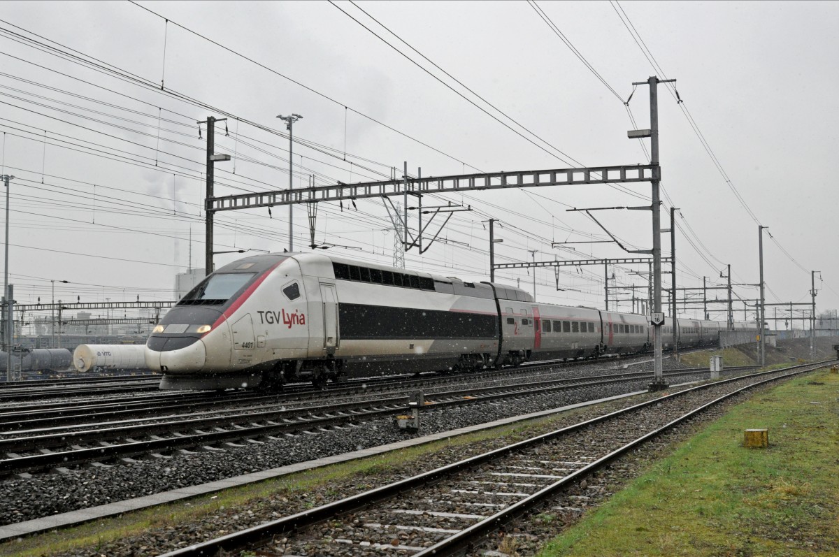 TGV Lyria 4401 durchfährt den Bahnhof Muttenz. Die Aufnahme stammt vom 26.01.2015.