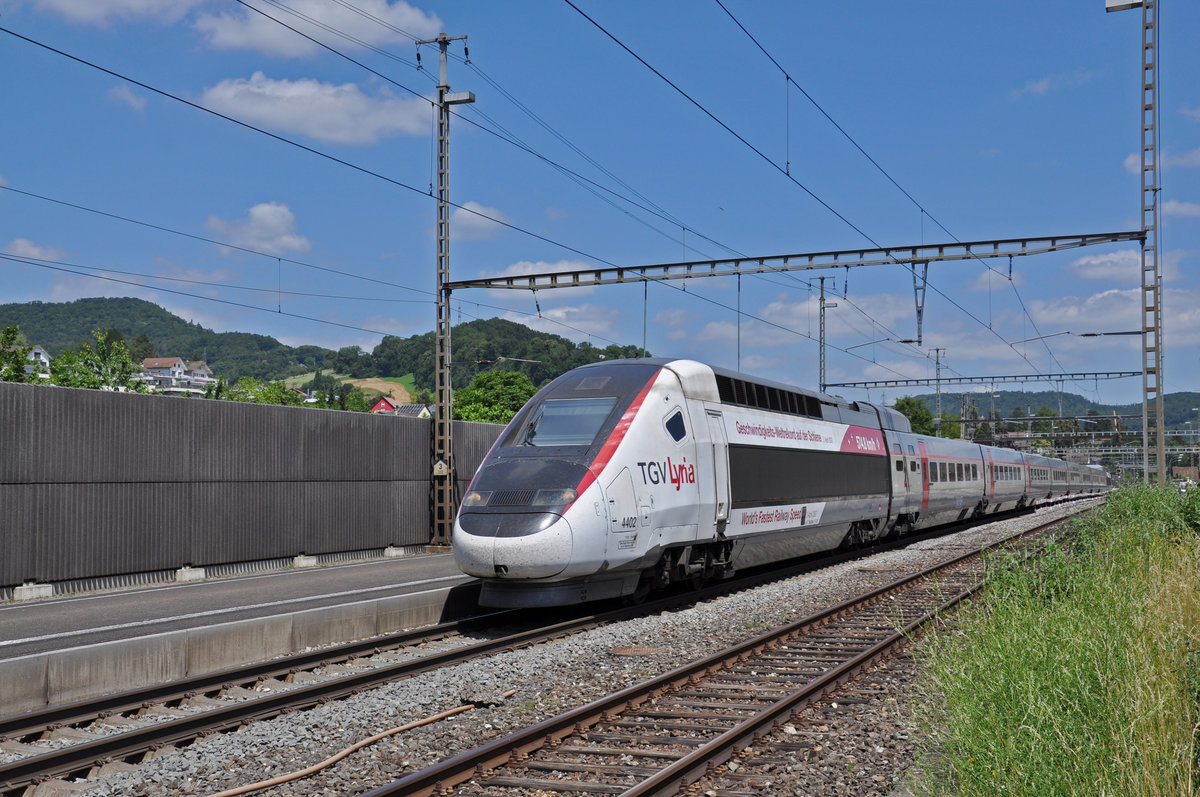 TGV Lyria 4402 durchfährt den Bahnhof Gelterkinden. Die Aufnahme stammt vom 19.06.2018.