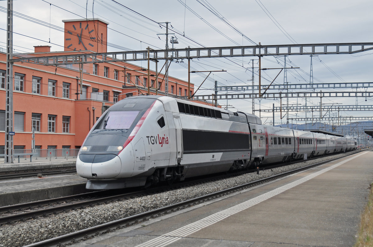 TGV Lyria 4403 durchfährt den Bahnhof Muttenz. Die Aufnahme stammt vom 09.03.2018.