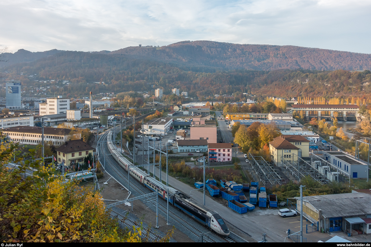 TGV Lyria 4405 mit Werbung für das Disneyland Paris durchfährt am 6. November 2018 auf dem Weg von Paris nach Zürich die Verbindungskurve Olten.