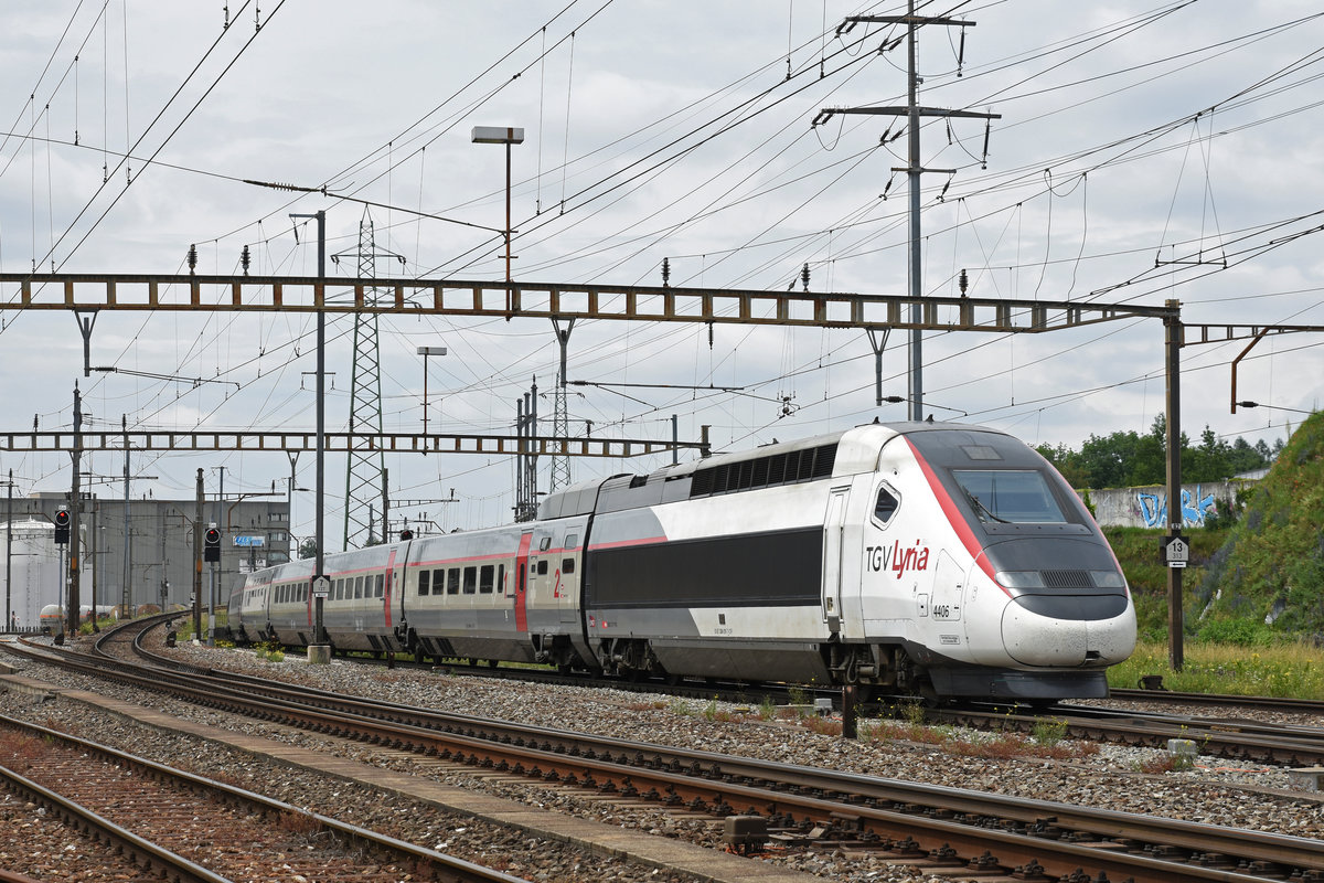 TGV Lyria 4406 durchfährt den Bahnhof Pratteln. Die Aufnahme stammt vom 07.06.2018.