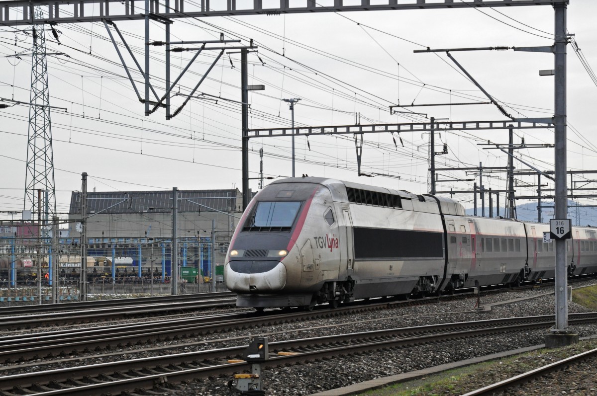 TGV Lyria 4407 durchfährt den Bahnhof Muttenz. Die Aufnahme stammt vom 28.01.2015.
